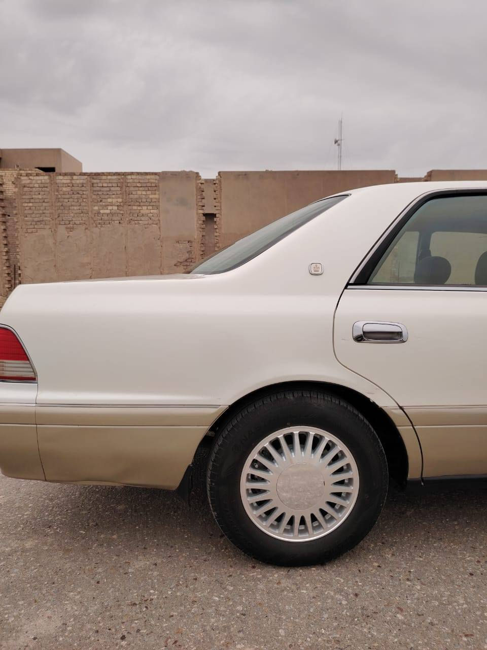 سلام عليكم رأس الثور فلات للبيع رقم صلاح الدين أنكليزي تحويل مباشر سنويه لل29 موديل 2000 اصل كفاله عامه من ضربه كص نقل جثه صبغ السياره فول من غير الفتحه
_كرستال
_شاصي 55
-مكينه3000 فيشه وبطل اسود
_شاشه ليزريه
_تحويره نجف
_نظام ABSشغال
_جنجر 12قرص
-تبريد قطعتين
_ أربع كشنات كهرباء
-ستيرن كهربائيه 
السياره جاهزه حداديه كير مكينه تبريد السعر 110وبيه مجال مكان السياره بابل رقم الموبايل ***********
