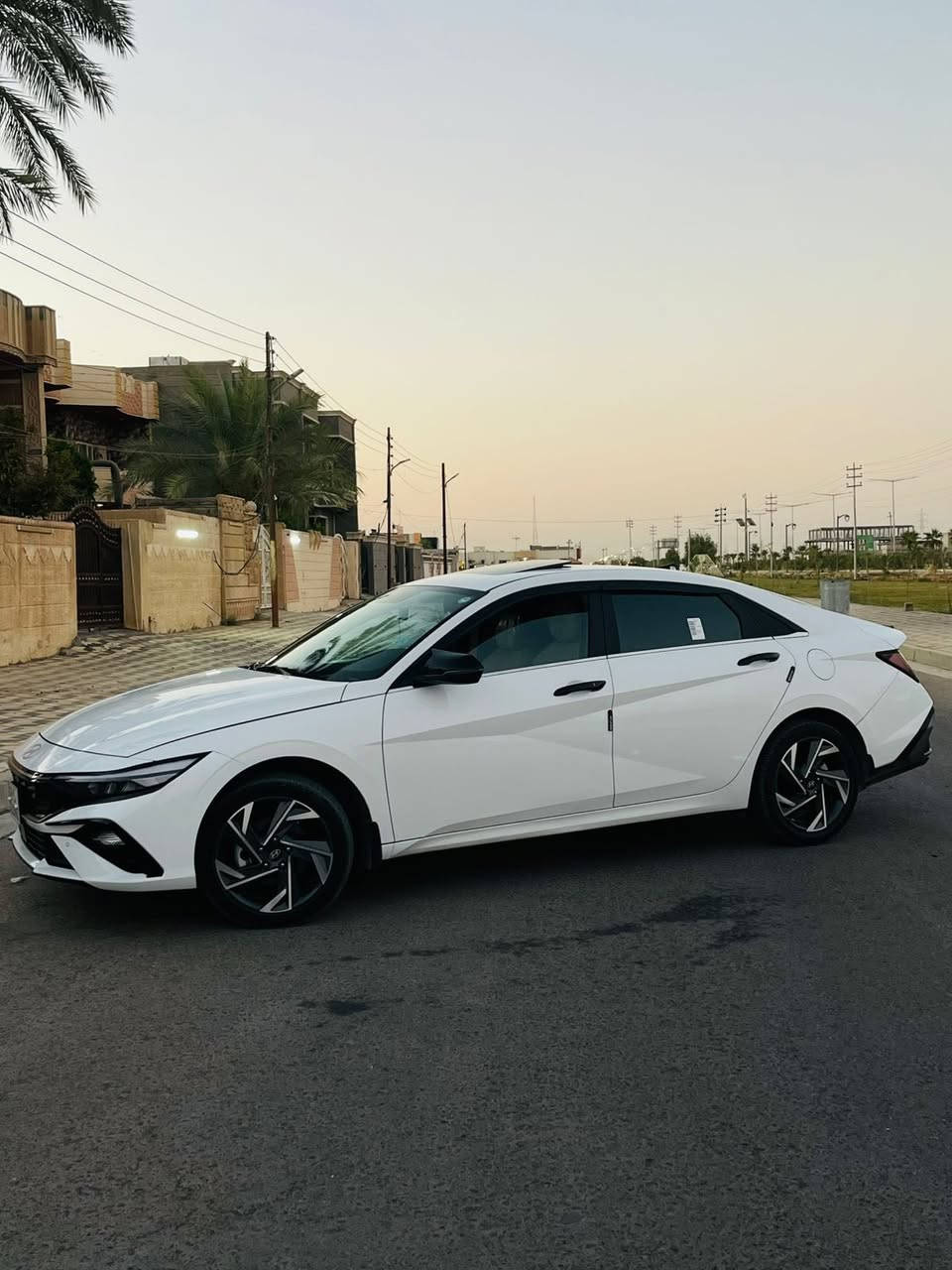Elantra 2024 Limited
((شاشة الكتروني))
✅البصمة الجديدة الذكية ✅
بصمة تشغيل_بصمة ابواب
تشغيل عن بعد 
تبريد قطعتين 
صندوق ذكي
مرايا الجانبية بخاصية الضم 
انارة ترحيب
اضاءة LEDبالمرايا
امكانية اختيار نمط القيادة DMS
مدخل USB
نظام صوتي ب6مكبرات للصوت 
عجلة القيادة متعددة الوظائف
بلوتوث
٢وسادة هوائية امامية 
كامرة خلفية 
شحن لاسلكي للهاتف الذكي
شاشة وسطية قياس 8بوصة تعمل باللمس
Apple CarPlay_Android Auto
نظام الاوامر الصوتية 
نظام مراقبة ظغط الاطارات
مستشعرات صف خلفية  وامامية 
زجاج سائق بلمسة واحدة 
عجلة قيادة وعصا ناقل حركة من الجلد 
عجلات رياضية قياس ١٧ بوصة 
اضاءة نهارية LED  
مسند يد خلفي 
مستشعرات صف امامية 
عجلة قيادة قابلة للتعديل
شبكة امامية من النيكل 
تطعيمات من الكروم بالصادم الامامي
مصابيح امامية LED
مستشعر مطر 
نظام الدخول الذكي 

محرك _2000دوش 
اربع انضمة _سمارت_ايكو_نورمال_سبورت 

 رقم اربيل 

***********
