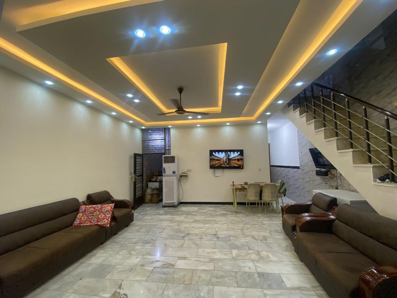 بيت للبيع🏠
المساحة 179م
الواجهة /6.5م 
النزال /27.5م
يتكون البيت من ثلاث طوابق
الطابق الأول استقبال كبير
مطبخين حار وبارد
صالة واسعة
خدمات صحية 
الطابق الثاني ثلاث غرف نوم مع خدمات صحية
الطابق الثالث غرفة نوم صالة كبيرة  وخدمات صحية

بناء حديث وموقع استراتيجي (موقع مميز وقريب من جميع الخدمات)
مناسب للسكن العائلي والاستثمار
 
الموقع في  حي سومر / الضباط شارع الحمام- الشارع العريض

للأستفسار 
***********
***********
