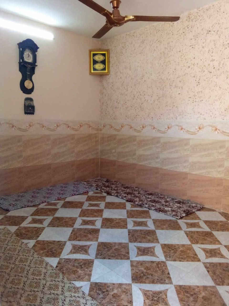 بيت للبيع سند طابو
بداية حي البتول نهاية حي الوحدة خلف المدرسة الصينية الجديدة منطقة هادئة جداً 

المساحة واقع الحال 110م والسند 100م

واجهة البيت عشرة في عشرة مربع

الطابق الأول استقبال+غرفة نوم +هول ودرايج دوار +مطبخ +مشتمل +ترك

+الارضية سيراميك +جدران +أبواب ابلاستك/ بدون سقوف ثانويه الطابقين

الطابق الثاني غرفتين نوم +هول +مطبخ +مشتمل +كذلك درايج دوار

/ينقص الطابق الثاني سيراميك للمطبخ والمشتملات والدرايج 

السعر 115مليون وبيه مجال 

التواصل مع مكتب الؤلؤة قرب القيس ماركت 

او التواصل معي على هذا الرقم ***********
