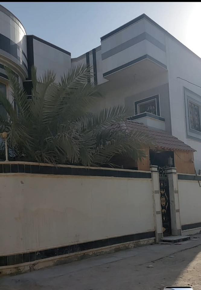 بيت للأيجار
مساحة 400 متر طابقين 
المطيحه مدخل شارع الوفود
الطابق الارضي 
استقبال وصالة وغرفتين  منام
ومطبخ حار وبارد وصحيات وكراج 
وحديقه
الطابق الاول اربع غرف وصاله وصحيات
الاجار مليونين قفل
يحتوي ع كاونتر مطبخ وسبالت
يصلح سكن او شركات
***********
