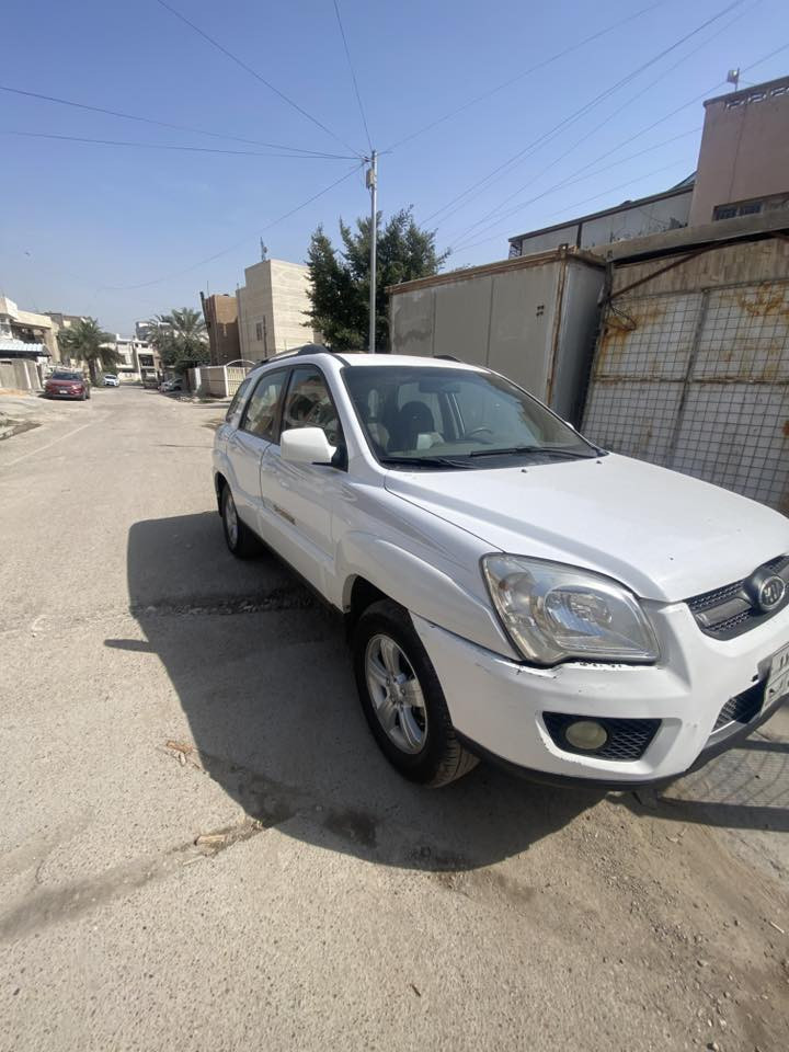 السلام عليكم سبورتج 2010 مكفوله من الضربه وصبغ وارد خليجي مكينه 2000 كير مكينه صدر تايرات مكفوله فتحه شاشه كامره سياره جاهزه السعر 120 وبيه مجال *********** 
*********** 
بغداد شارع فلسطين
