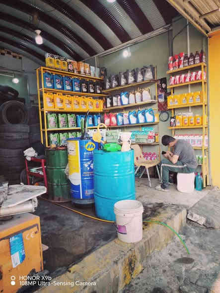 سلام عليكم محل دهن وبنجرجي اللبيع دهن ستوني ذابله وتايرات بي خير من الله موقعه حلو بل خدمي مقابيل شارع الصب المحل كلشي ماعايزه ويشتغل الستفسار اتصل ***********
