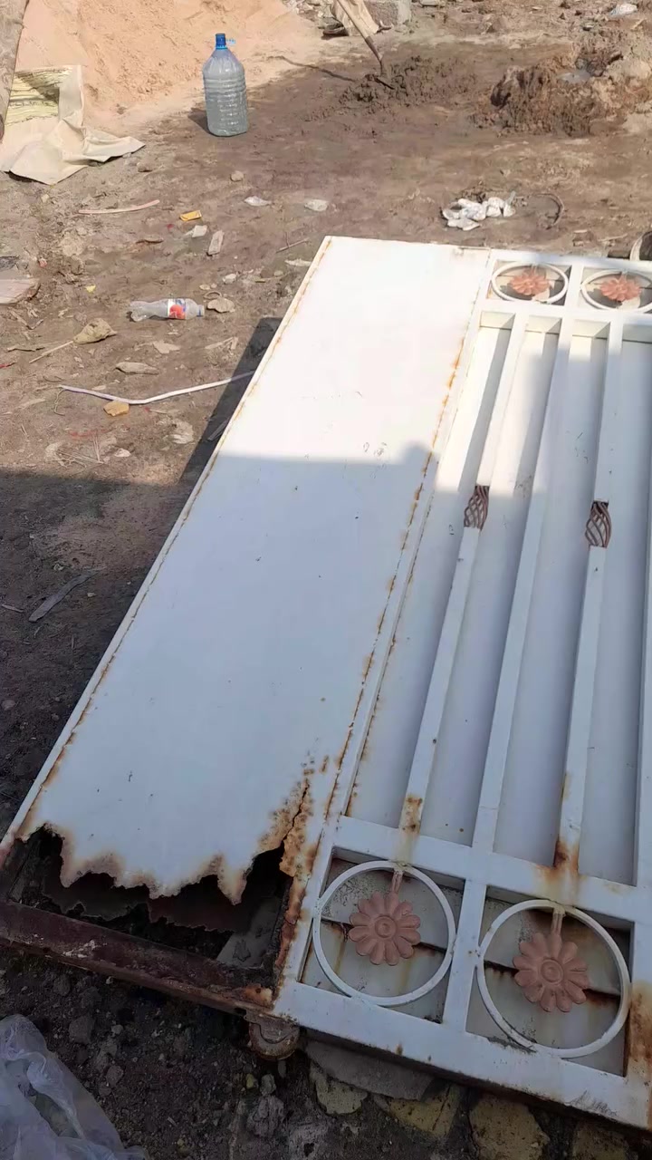 سلام عليكم ورحمة الله وبركاته
باب للبيع ٤ مترات سلايت 
عنوان البصره ٥ميل 
رقمي للتواصل***********
