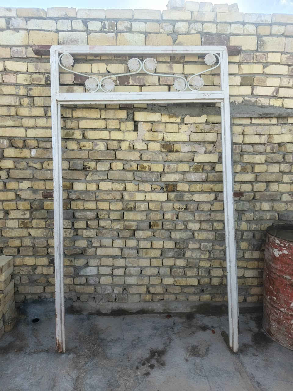 بيبان ثنين تسكام شخاطه واحد متر وربع في مترين والثاني متر في مترين وشباك حديد والثاني بيه جام للبيع حي الجهاد ***********
