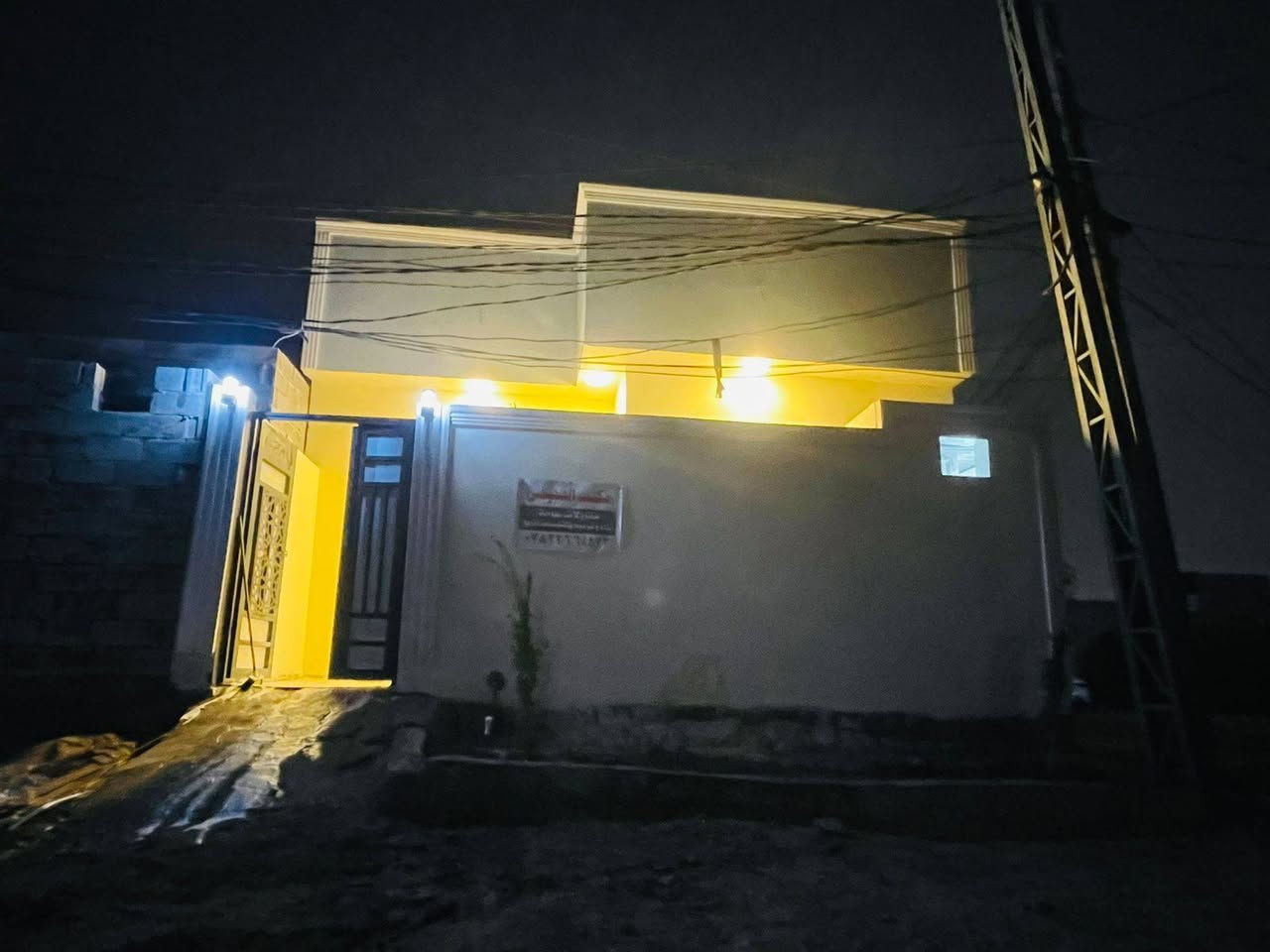 ١٠٠ م بيت بناء جديد طابق واحد صب منطقه البراكيه  ركن  غرفتين وصاله ومطبخ وصحيات السعر ٤٥ مليون  بي مجال 
للاستفسار مكتب الفيحاء للعقار مقابل شارع مركز الهنديه القديم
***********
