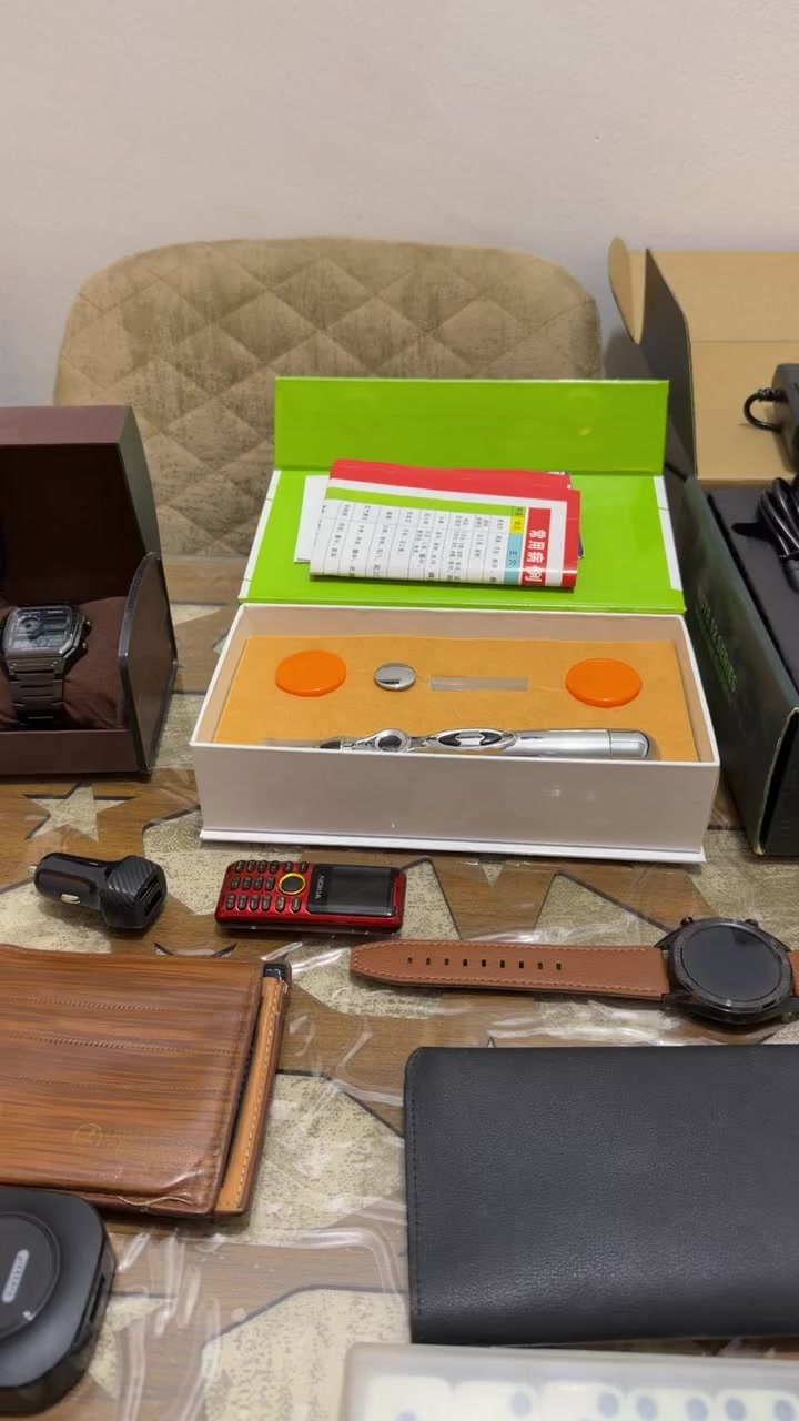 تحية طيبة مجموعة اغراض كله اصلي والاغلبية جديد غير مستخدم تفيد الي على باب الله واسعارهم جوه البلاش بس الساعة قيمتها 25 الف بدون العلبه في السوك  والبور بنك الهونر سعرة 20 الى 25 يعني بقطعتين فقط طالعة فلوس الاغراض الاخرى والقطع الاخرى هي تتكلم السعر 50 الف قفل


**إذا كنت صاحب هذا الإعلان وتريد حذفه لأي سبب، رجاءا أرسل رسالة إلى الدعم الفني**