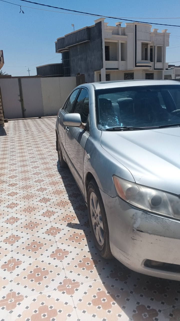 سلام عليكم من رخصت الدمن كامري خليجي موديل 2007 محرك 2400كير خير من الله مصبوقه حزام بيه ضربه بقبق البانزين بدون دواخل سياره بسمي تحويل ثاني يوم بيه اثر جراد كلش بصيط سعر 77وبيه مجال مكاني الانبار رمادي  ترهم مراوس حسب القناعه  رقم الهاتف ***********
