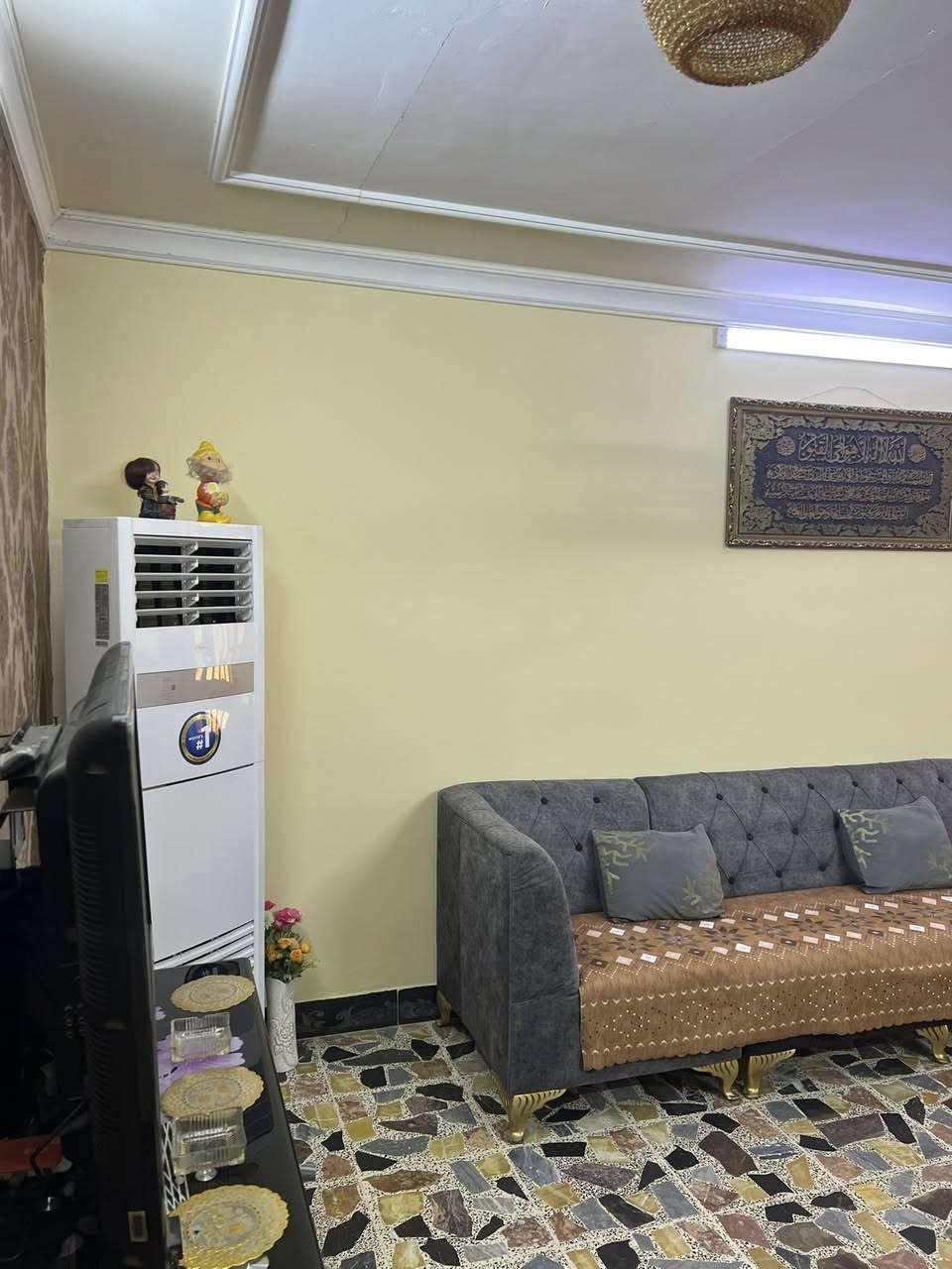 السلام عليكم بيت لبيع بغداد الجديده قرب جامع عرفات 
مساحه البيت 153 متر الواجهه 6 وربع والنزل 25 
يحتوي البيت على 5 غرف نوم  ومطابخ 3 وصحيات 2 
الاستفسار *********** واتساب موجود
