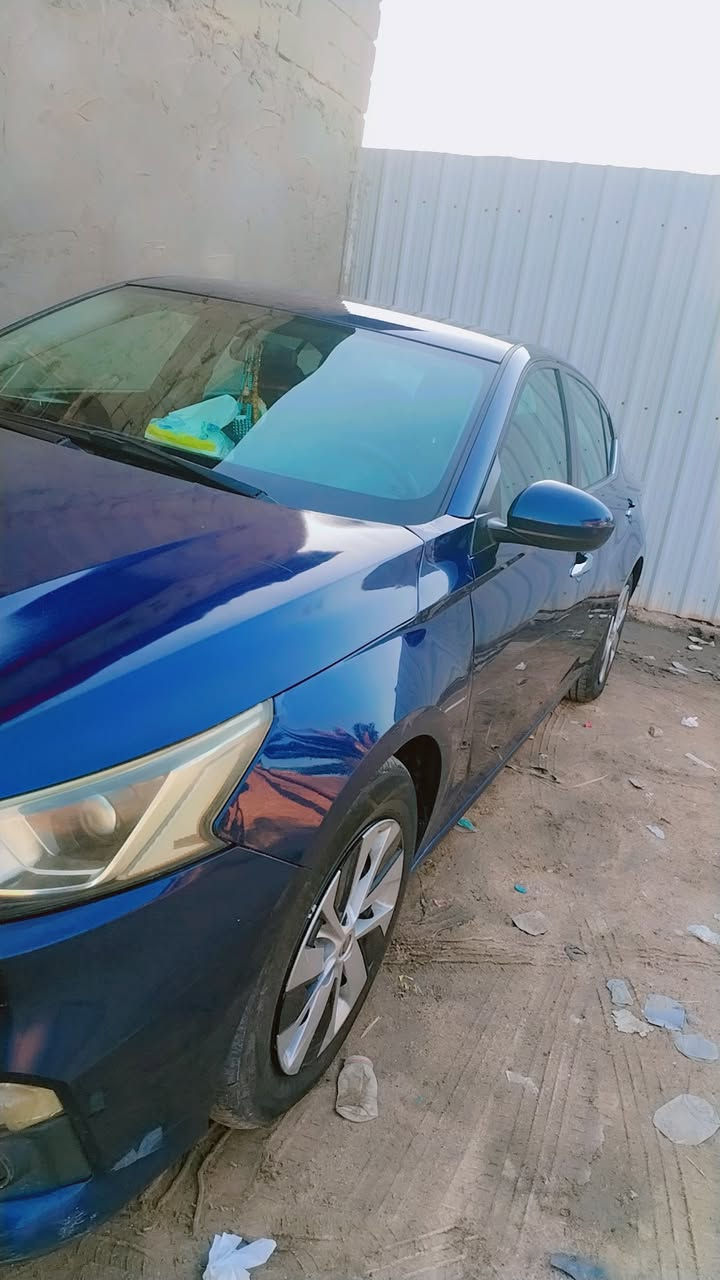 سلام عليكم سيارة للبيع Nissan themeنظيفة وبيها ضربة خفيفه موجوده بالصورة  رايدينها ب158وبيهه مجال التواصل او الاستفسار اتصال على الرقم *********** مكانها بصرة ابو الخصيب
