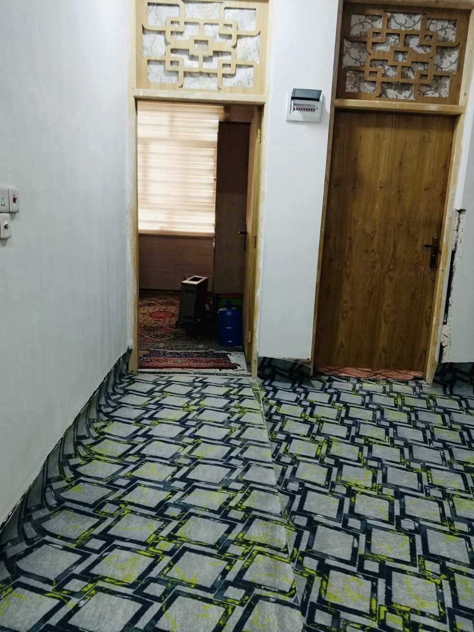 بيت 150 م طابو زراعي سند 25 طابقين بناء سنة 23  الطابق الارضي يحتوي على غرفة نوم كبيره وهول كبير وصاله ومطبخ ومجمع صحياة داخليه وخارجية الطابق الثاني غرفه كبيره وهول كبير وصاله ومطبخ ومجمع صحياة الشارع 10م تبليط ومجاري والطابق الثالث بيتونه كبيره مناور 3 البيت بناء درجه اولى طابوق جمهوري نقص ارضيه السعر 210 وبي مجال قليل
الموقع شارع 80 خلف نون مول التقسيم الجديد
للاستفسار  
مكتب سما العراق للعقار 
مقابل نون مول
***********
