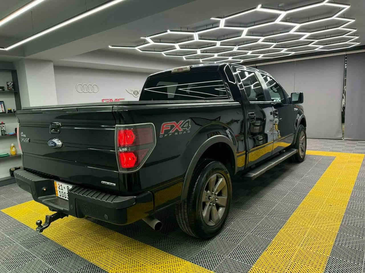 سەرەتا بەناوی خوای گەورە
Ford🇺🇸F150   2013
V8   5.0Lt
سفری شەریکەی نــــیــڤایە
127000 kL ڕۆشتوە
لۆک لۆکە سەیارەکە بەس ماشەڵای ئەوێ 
دەبڵ ئەکسلە مواسەفات    FX4
گێڕ 
مەکینە
تەقە
ڕەقە 
ئەکسلی 
کوێ و پێ خۆشە بیبە بۆ فەحس 
پێشی تازە داگیراوە مەزبوت
چوار تایەی لۆکی لەژێرایە 
ڕۆنی تازە گۆڕاوە 
مەکینەی نەکراوەتەوە هەڵمی نییە
تەبرید 😬🥶 لەجێی خۆیا 
بێ بۆیاخە سەیارەکە ساردوو شوختیشی نیە
تەنها بۆیاخ ئەستورەو بۆنیدوو سەقفی کەمێک قرنجاوی هەیە شایەنی باس نییە
سەیارەکە هەرچی وەسفە هەڵی ئەگرێ 
تەنها یەک سایەقی ئەوێ 
ڕەقەمی تازەیە بەڵام سەنەوی بەسەر چووە
لە سلێمانیم ژ.م ***********
سعری [152] گەڵاو معامەلەیکی برایانە السليمانية, العراق
