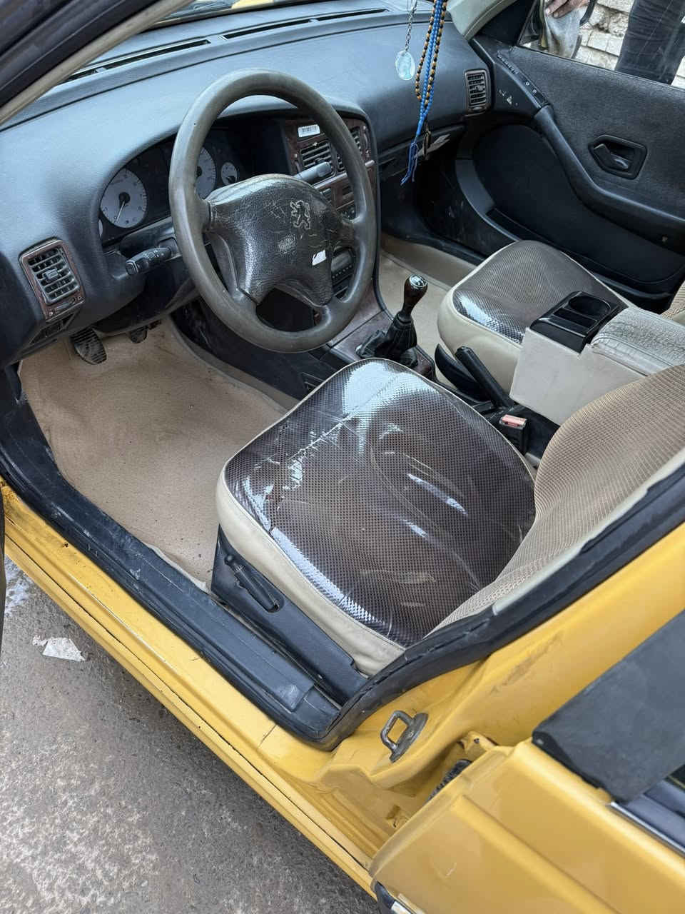 سلام عليكم بيجو بارس  ٢٠١٥
سياره نضيفه ما مشتغله تكسي 
بيه صبغ باب جاملغ خلفي  حوض مكفول 
اثر شخط مكينه كير صدر تبريد كله جديد 
تخم  تاير تحويل مباشر دوشمه جديده 
سياره متصرف عليه ربع ماشيه ١٧٦ 
مكاني بغداد زعفرانيه *********** سعر ٤٥ وبيه  مجال
