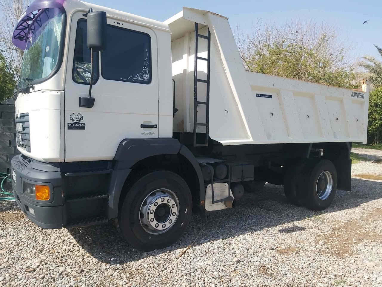 السلام عليكم ورحمة الله وبركاته 
مان 2001 صقر تك للبيع 
حجم المكينه 414 كير عادي حسيره 
اكسل برينة تخم تاير جديد 
سنوية ورقم وبراد وهزه كله جديد 
رقم الهاتف :  ***********
