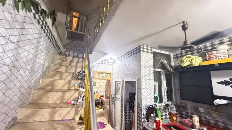 السلام عليكم
دار للبيع طابو . في بغداد الامين شارع الظغط قرب جامع الابرار 
المساحه 53 متر 
واقع حال80 متر  الواجهه 4 متر و 10 سم 
والنزال 20 متر )  الطابق الاول حوش 
و WC خارجي . ممرين . (استقبال سقفها مغربي)  و مطبخ و غرفه نوم و مناور عدد 2  .  
و حمام مشترك . 
الطابق الثاني . غرفتين نوم و حمام مشترك و مساحه ما فوق المطبخ وبيتونه . و سطحك كبير مطبگ شتايگر . 
بناء حديث 2017. امامك تشجير يصلح ان تجعله حديقه او كراج او مخزن لك . يعني ماكو گدامك بيوت قريب على شارع قناة الجيش . .  راسلني خاص او واتساب *********** هذا رقمي . او تجي تشوفه بعد الاتصال . . 
ارجو المعذرة على الإطالة للتوضيح .
السعر 143 و بي مجال . تحويل مباشر تفتح بيان و الدلال يمشي بالمعامله يكملها 
الاجور على البائع . . رجاءا اذا مو شراي لا تعلق تعليق سلبي و تكسر بحلال الناس . بيت موقعه راقي جيران محترمين هدوء خير من الله . سبب البيع نريد بيت اكبر .
