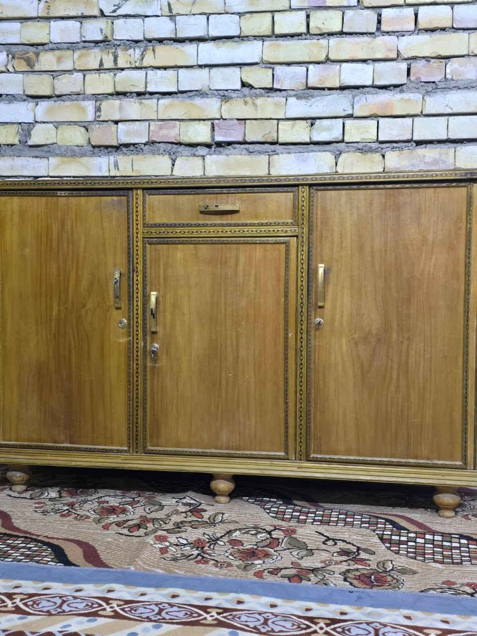 بوفيه للبيع نضيف فول اخو الجدید
السعر 100 وبیها مجال للشرای

الشراي اتصل ***********
