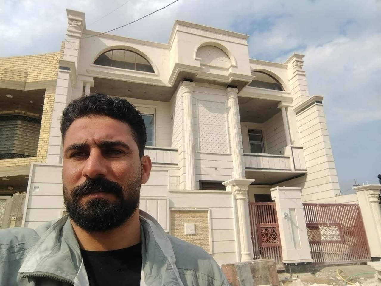 #قصة_احد_شباب_الفلوجة 
محمد شاب.من الفلوجة ماكدر يكمل دراسه لان اهلة ماعدهم معين ماكعد بالبيت وكال ماكو شغل لا  اشتغل عامل تغليف واجهيات  ومرت الايام والسنين واليوم محمد عبد الستار  هو احد افضل الخلفات لتغليف الواجهيات في الفلوجة وهاي الصور البعض من شغله اذا عجبكم شغله ادعموا. ولو بدعاء جميل 

للحجز  او التواصل على الرقم بي وتساب
 ***********
***********
