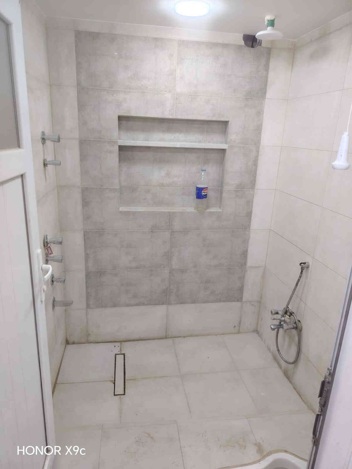 موجود بیت رکن, مقابل مجمع حکومي وليس اهالي, الزهور . يصلح شركه او معهد أو روضه... الخ، قریب على الحولي وهیت لاند.

البيت يتكون من: 

 ٤  غرف نوم, صاله عدد2, استقبال عدد ٢ 

صحیات عدد ٤, مطبخ عدد ٢،

بناء حديث

نظام دكتات مبرده

، تاسيس سبالت وتاسيس غاز

، تاسيس كاميرات تاسيس خط طاقه شمسيه وتاسيس انترنت

ساحة سیارات.. 

واجهه ركن 25 متر

الاستفسار: 

***********
