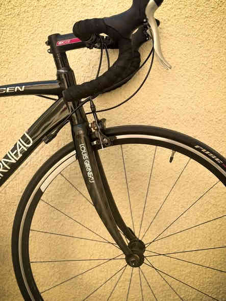 السلام عليكم 🫡♥️
رود ماركة لويس LOUIS GARNEAU 
صنع كندا 🇨🇦 
بلادية على وضع الشركة بدون اي نقص
جديدة بمعنى الكلمة

معدن الفريم // المنيوم + ماشه كاربون✨
قياس الفريم // 50cm
نظافة الفريم // 99‎%‎
فريم وايرات دفن

سستم الدراجة // شيمانو سورا
SHIMANO SORA كامل بدون اي نقص او خلل
عدد السرع // 2x9🔥
سستم جديد ونظيف

ويالة الدراجة // ماركة Alexrims طبقتين لتحمل الوزن والطسات + نظام بولبرن

السعر💵 // 350 وبي مجال
العنوان🏠 // بغداد - حي القاهرة
متوفر توصيل لجميع المحافظات
للاستفسار : ***********
