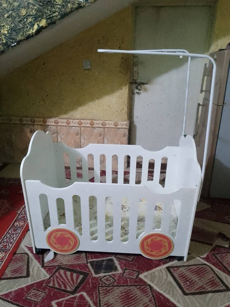 سرير اطفال جديده مامستخدم دوشك جديده بجيس او غشوه وياه سعر 100اوبيه مجال ***********
