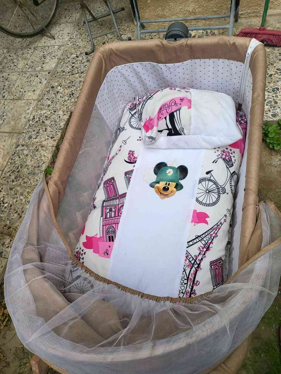 اغراض اطفال حديثي الولادة للبيع
كاروك هزاز 50 الف
كليكوت هزاز حديث ولادة 25 الف
حجلة 15 الف
عربانة صغيرة 15 الف
لعبة اطفال جديدة 5 الف 

اللي ياخذهن كلهن احسبهن ب 90 الف 
بغداد حي العامل 
***********
