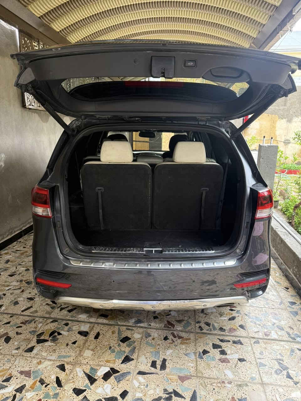 سورنتو 2017
sxL.   فول مواصفات 
وارد امريكي.    حادثها دعاميه اماميه
1:بصمه تشغيل و بصمه أبواب 
2: اربع انظمه قياده 1-ايكو 2. سبورت 3. ذكي 4. كومفيرت
3:كشن كهربأي 
4: تدفئه كشنات وتدفئه استيرن 
5:كشنات جلد 
6: سبعه راكب
7: شاشه كبيره 
A/C MAX :8
9:عدد العدسات 2 
10:ناطقه
11:كامره اماميه خلفيه والجوانب 
12:شاحنه وايرلس
14ويل كروم 
15قماره بنورما 
16اشاره ترحيب ًًًً.    جنطه كهرباء
17بردات سحب
 مكاني بغداد مدينه الصدر
***********
سعرها180
