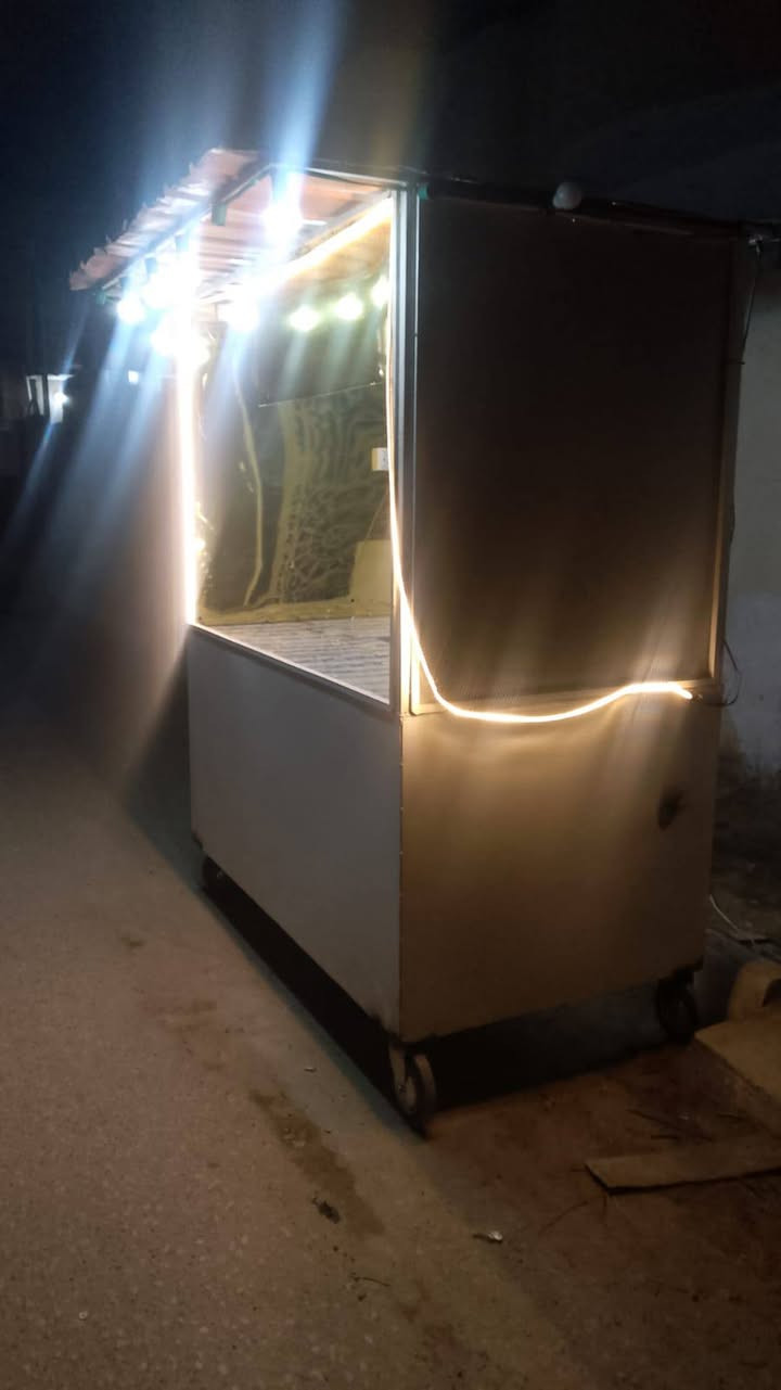 كشك البيع السعر ب 300 وبي مجال الاتصال على رقم ***********
