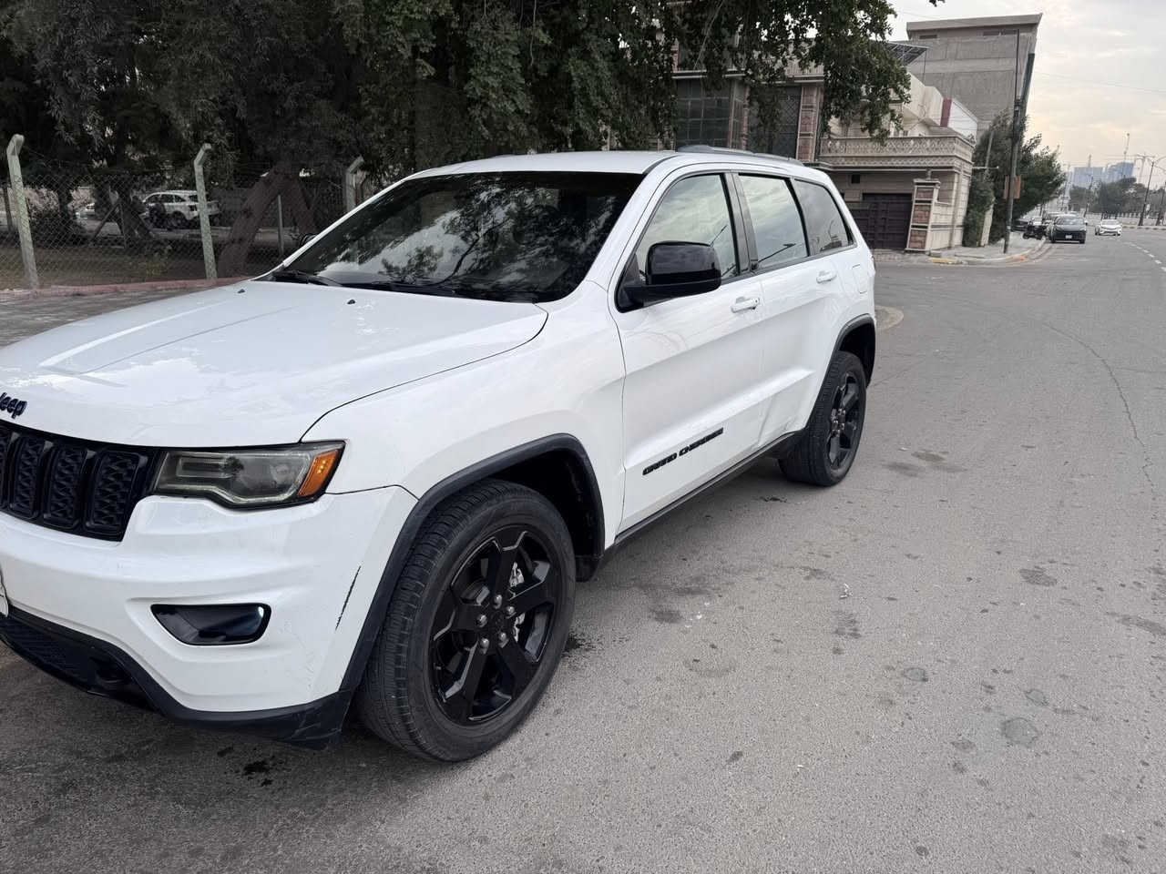 جيب شيروكي أبلاند موديل 2019
📍 الممشى: 84 ألف كم
السيارة نظيفة جدًا واستعمال شخصي
ضرر السياره مرفق مع الصور مع بارد في السياره هنا بالعراق 
المحرك والكير بحالة ممتازة
الايرباك سليم السياره جبتها ماشية 200ميل فقط على ايدي بانزين كله محسن و الدهن كله msoilاصلي
بشرط تفحص السياره ممفتوح بيها برغي  بس بلكات بدلت مره وصدر اصلي مره فقط
مريحة بالسفر وناعمة بالقيادة

✨ المواصفات:
 • شاشة كبيره + كاميرا +حساسات 
 • تحكم بالمقود جهتين + هيتر
 • تكييف ممتاز
 • أنظمة أمان توقف ذاتي 
 • كشن كهرباء مع هيتر 

🚗 السيارة جاهزة للفحص
📄 أوراقها كاملة وتحويل ثاني جاهز اي وقت 

💰 السعر: 240 ورقه قابل للتفاوض او مراوس بجيب شكل جديد هايبرد بضرر خفيف و كامل مواصفات
📞 للتواصل: خاص أو ***********
 📍الكاظمية او العطيفيه
