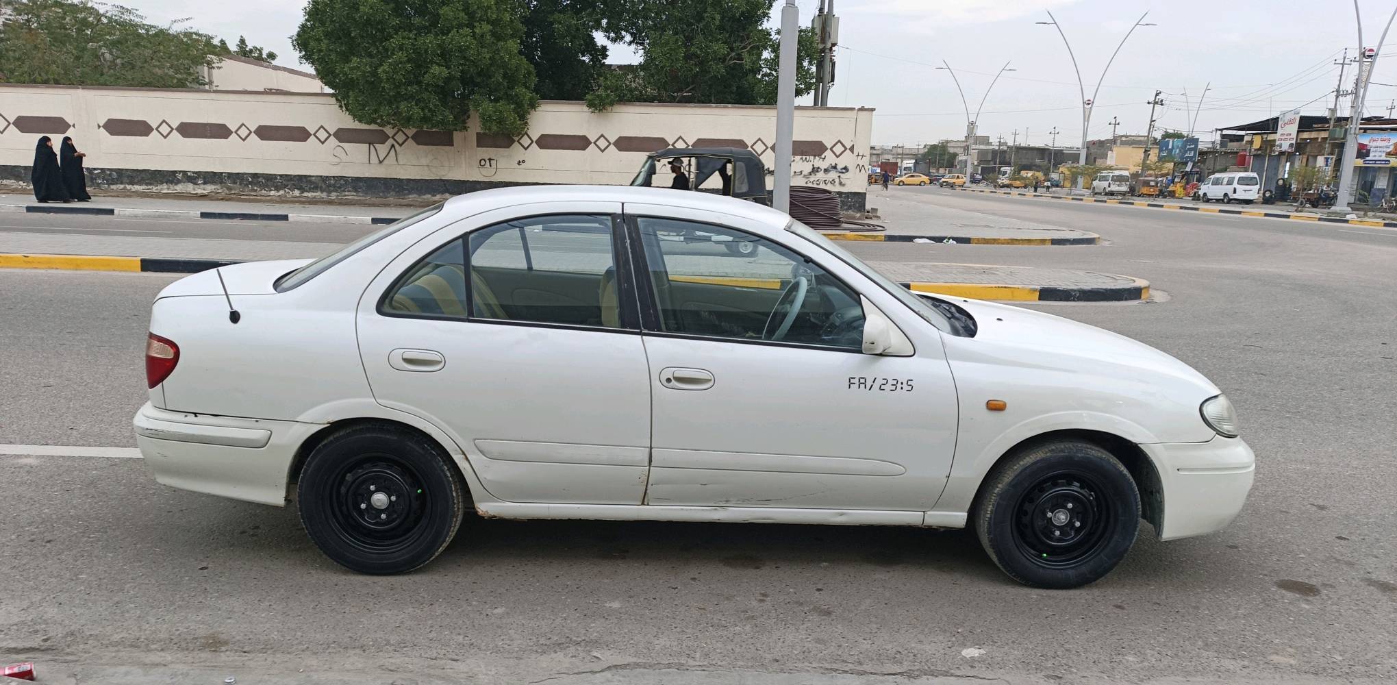 السلام عليكم
 نيسان صني موديل 2000(محور) سياره رقم انكليزي بابل اب اسمي تحويل ثاني يوم هزه جديده سنويه ل 29 كير ومحرك جديد توني شادهن تخم تاير تبريد شغال يراد له بس ربط بدي مكفول من الضربه القويه ما عاده طخه بالمدكر الامامي صفحة اليمنه السياره بيه نقوصات بصيطه بس مافرغ اسويهن مكاني البصره السعر 60وبيه مجال قليل رقمي***********