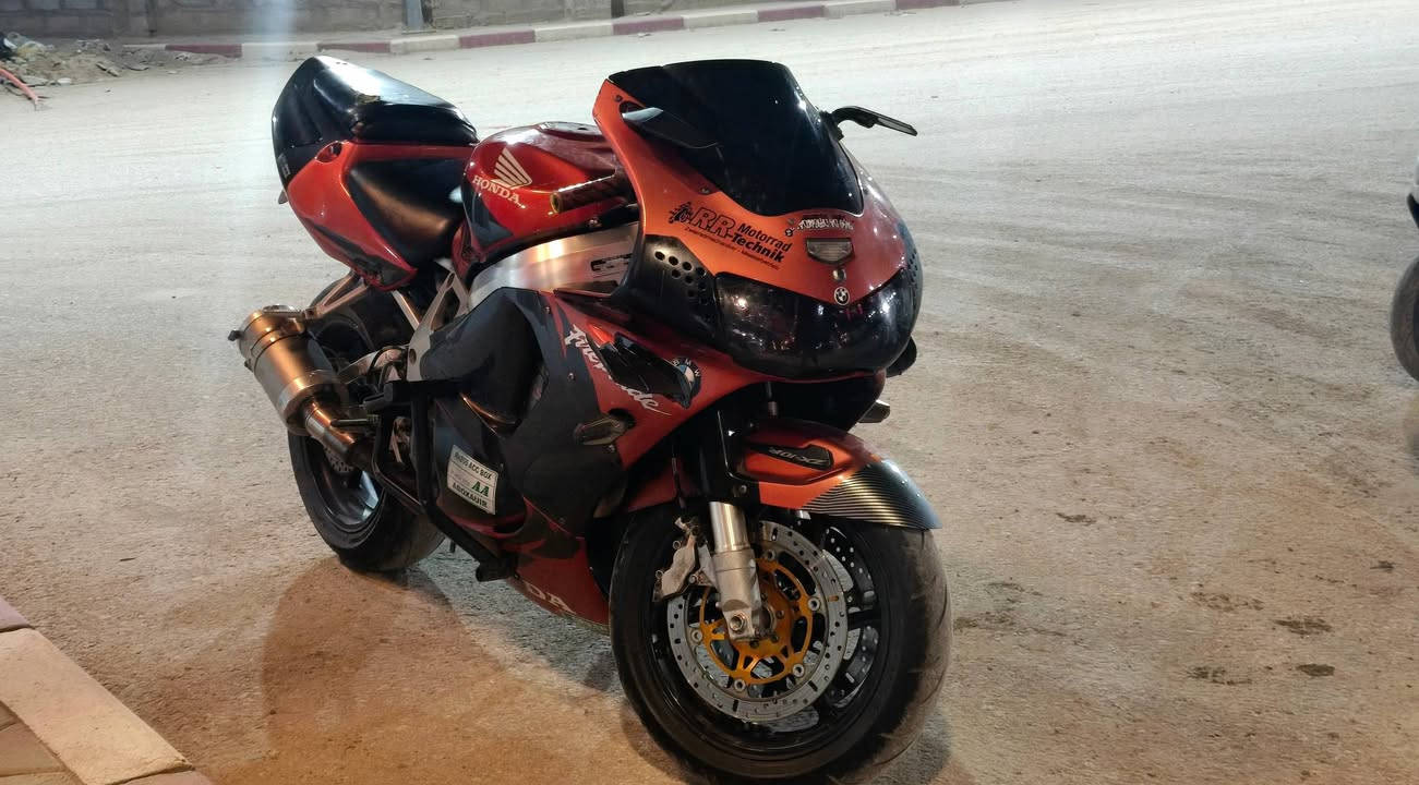 سلام عليكم  دراجه  بطحه سيبي ارار 919cc  بجم عريض  مكفوله كفاله عامه من التاير لتاير كابرته ما مفتوحه دراجه مال رمبه جديد
بيه دراع حمايه كفرات حلو مميز ليتات زنون  صلنصه ماركه  
دراجه بطناش اول ثاني ثالث شرط الاول 120لفصله  وسرعته 300 دراجه دخول جديد مال حاويه مدفوع كماركه  كهربايت كله شغاله   ترايك للبصره  لون مميز مكاني النجف الاشرف شارع المطار   سعره 22 وببه مجال رقم موبيلي ***********
