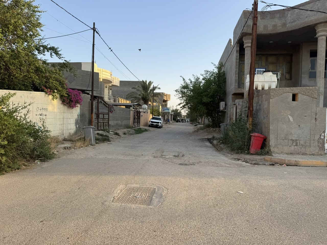 دار سكن طابو صرف في حي الامير ( الاول ) 
بجانب دكتور ( عزيز ) 
امام ساحة ( خظراء ) 
مساحة 250 م 
بناء طابوك - اعكاده 
يحتوي على غرفتين ( نوم ) 
خدمات - ماء - كهرباء 

للاستفسار مراجعة مكتب ( غيدان ) للعقار  
واسط - الزبيدية - مقابيل حي ( الصناعي )  
***********  
*********** محمد سيد غازي
