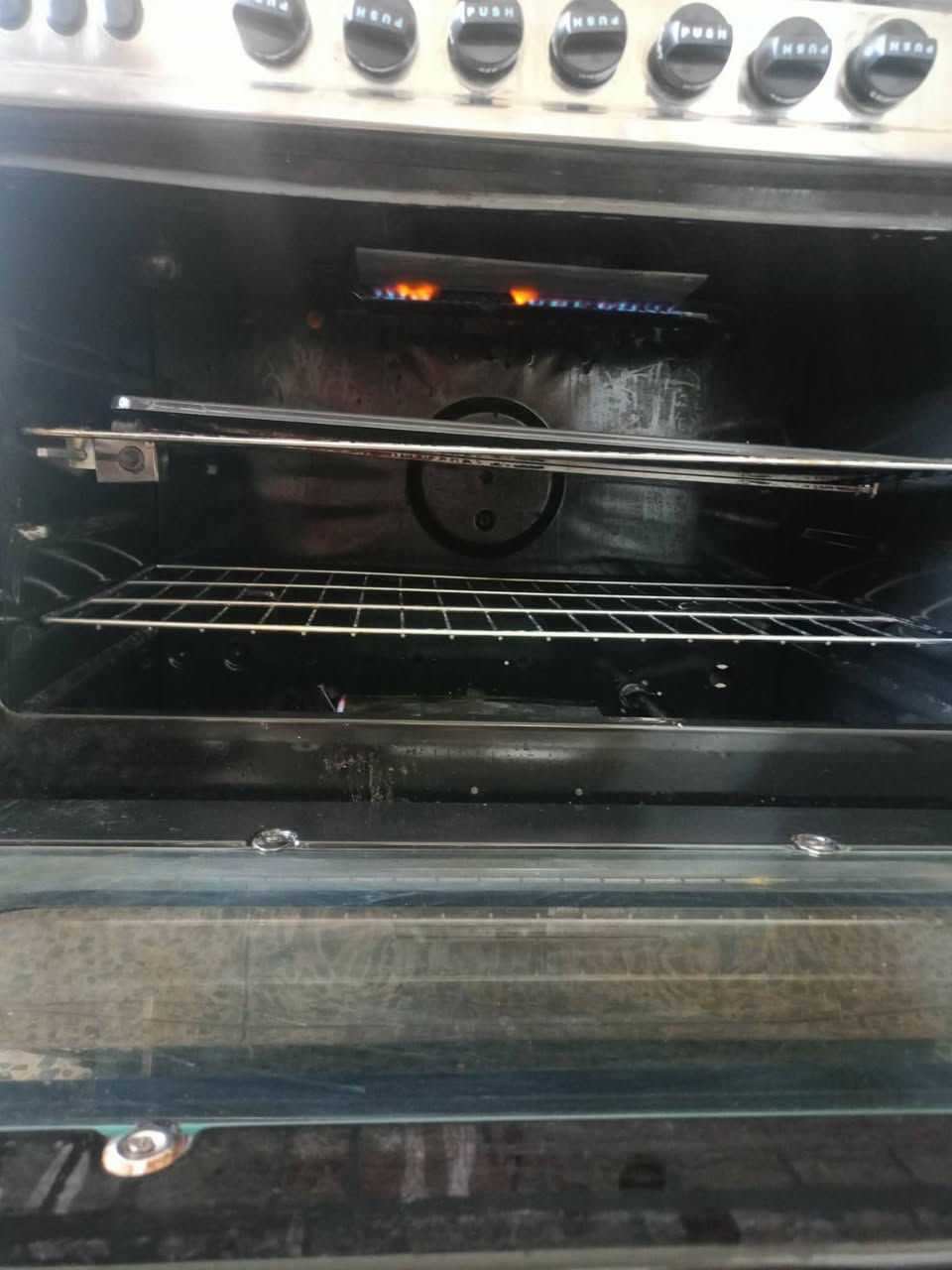 طباخ مصري ماركة يويفرسال نضيف وشغال ٥ عيون ناره زركه وعاليه ب٢٠٠ مكانه الدوره *********** مكلفه بالنشر
