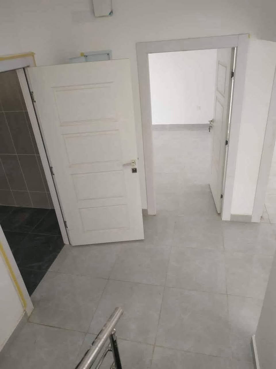 � دار للإيجار في مجمع طيبة السكني – النجف
المساحة: 200 متر
يتكون من:

 • 3 غرف نوم + غرفة طعام• الطابق الثاني سويتات
 • صالة استقبال واسعة • مطبخ
 • مجموعة صحيات • كراج سيارات

سعر الايجار 500 الف فقط مقدمة شهرين فقط

📍 مكتب أبو رضا للعقار
حي القادسية – مقابل مجمع عماد سكر – قرب فلكة المطار

📱 التواصل واتساب فقط بدون اتصال:
***********
