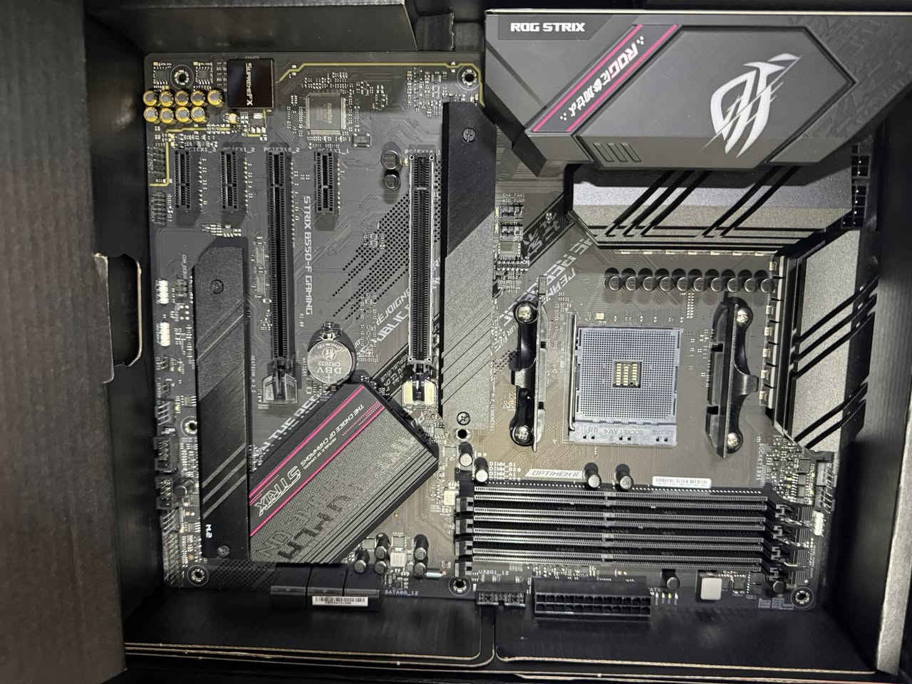 هذه الصورة للوحة الأم ASUS ROG STRIX B550-F GAMING. إليك أبرز مواصفاتها: 
المقبس والشريحة: تدعم مقبس AMD AM4 وشريحة B550.
التوافق: جاهزة لمعالجات AMD Ryzen من الجيل الثالث وسلسلة 5000.
السرعة: تدعم تقنية PCIe 4.0 لسرعات نقل بيانات فائقة.
الذاكرة: متوافقة مع ذاكرة DDR4.
التبريد: تحتوي على مشتتات حرارية متطورة لضمان أداء مستقر أثناء التشغيل المكثف.

قطعة جديدة لوك ادفع سعر باليرضي الله 
توصيل جميع المحافظات


**إذا كنت صاحب هذا الإعلان وتريد حذفه لأي سبب، رجاءا أرسل رسالة إلى الدعم الفني**