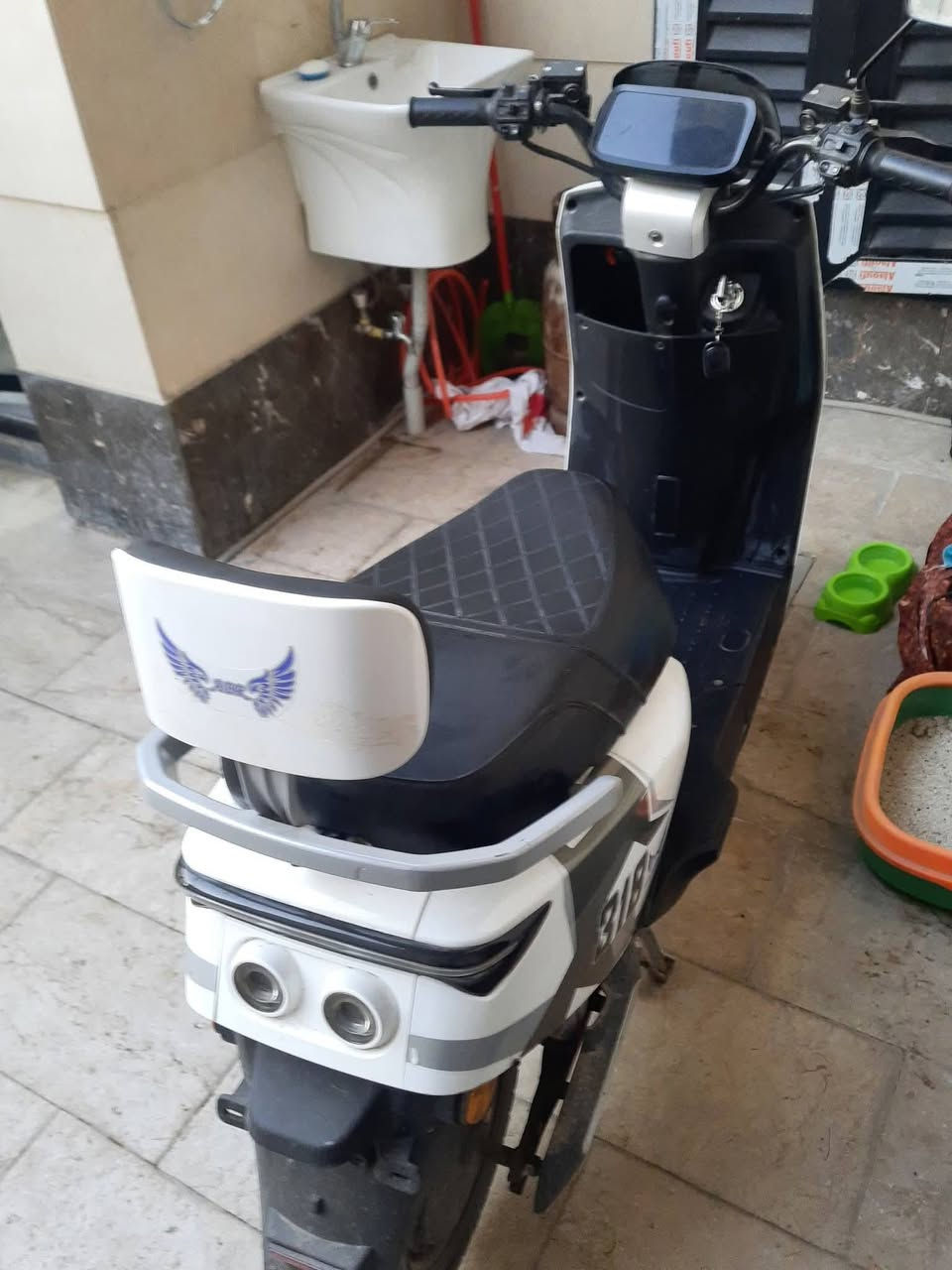 دراجة شحن اباتشي 318 للبيع
6 بطاريات حجم كبار
32 امبير
ملف 2500
4نمر سرعة
سرعة 75 حقيقي 
منفذ شحن
نظام الرجوع الى الخلف R
مثبت سرعة 
هورن عالي
لايت عالي ناصي
كهربائيات كلها شغالة
دبل سويج وتشغيل عن بعد
اشاير يمنى ويسرى ودبل اشارة

فقط جاملغ مكسور وتبديلة ب١٥ الف 
السعر 500 قفل
مكاني بغداد المعلمين 
للاستفسار ***********
