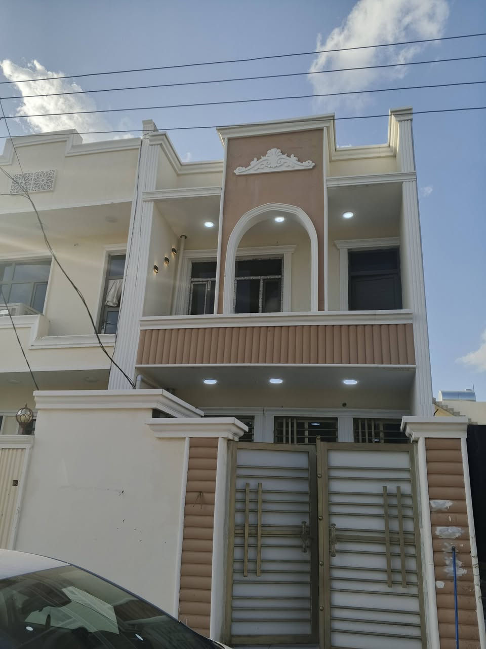 مشتمل للبيع ١٠٠ متر قاطين بناء حديث . العنوان دور الزراعه الثالثه . يحتوي المشتمل ع استقبال مطبخ صاله مناور 2+ غرفه وصحيات . الفوك غرفه وصاله وصحيات. .. جنس الأرض سند ٢٥ ملك صرف ..  للاستفسار الاتصال على الرقم *********** السعر ٧٥ وبي مجال
