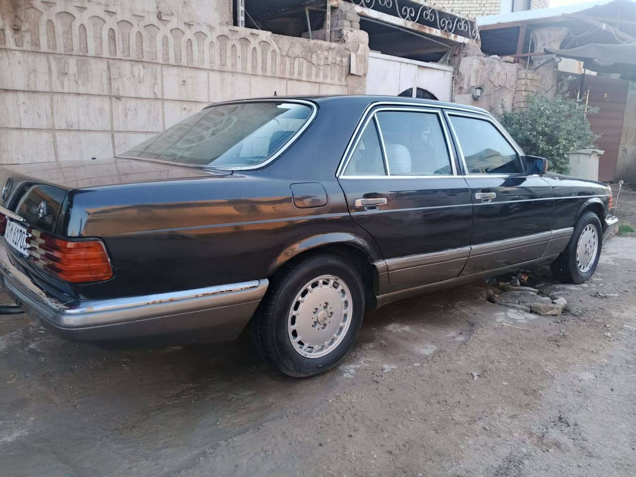 السلام عليكم اخوان مارسيدس E300رئاسي موديل١٩٩٠ السياره جديده وجاهزه من كلشي تخم تاير باتري جديد مكينه قبل ٣اشهر شادها مكينه ٣٠٠٠ ياباني كير ومكينه واكسل وحداديه كلهن ١٠٠٪؜ السياره باسمي رقم انكليزي السياره نقصها فقط شغلات بسيطه  مال تبريد  بيها داخلها نظيف و حلو مكان السياره بابل القاسم السعر ٥٥  رقم***********وات ساب فقط

