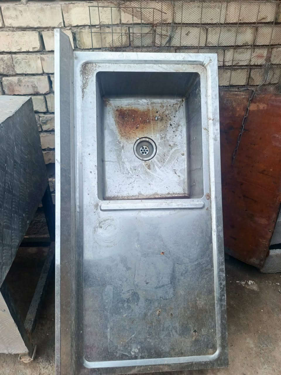 السلام عليكم غراض مطعم للبيع فرن بيتزه او لحم ابعجين مع الصواني مع ميزي مع براد عوزه فقط غاز للبيع المكان حي البتول سعرهن ماعرفه بليرضي بي الله ***********
