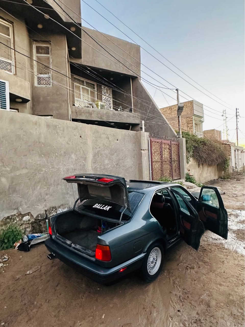 سلام عليكم 
بي ام 535 كير عادي
مكينه مفتوح 35 جديده مال حاويه
رقم بغداد مشروع وطني شرط عقد مروري
حداديه امامي خلفي جديد
تخم تاير جديد 
منضومه بانزين كلهه جديده 
سستم سماعات ودمام كلش عالي
السياره شلعتهه تشك الكاع وترايك شرط 200
صبغ جديد داخله نضيف
السياره معمره كله جديده ماناقصهه برغي
فتحه شغاله جام كهرباء 
كهربائياته كله شغاله مابيهه كلوب طافي
السعر 40 وبيهه مجال حك الجيه فقط والسياره احلى من الصور مكاني حله حي العسكري *********** حلة, بابل
