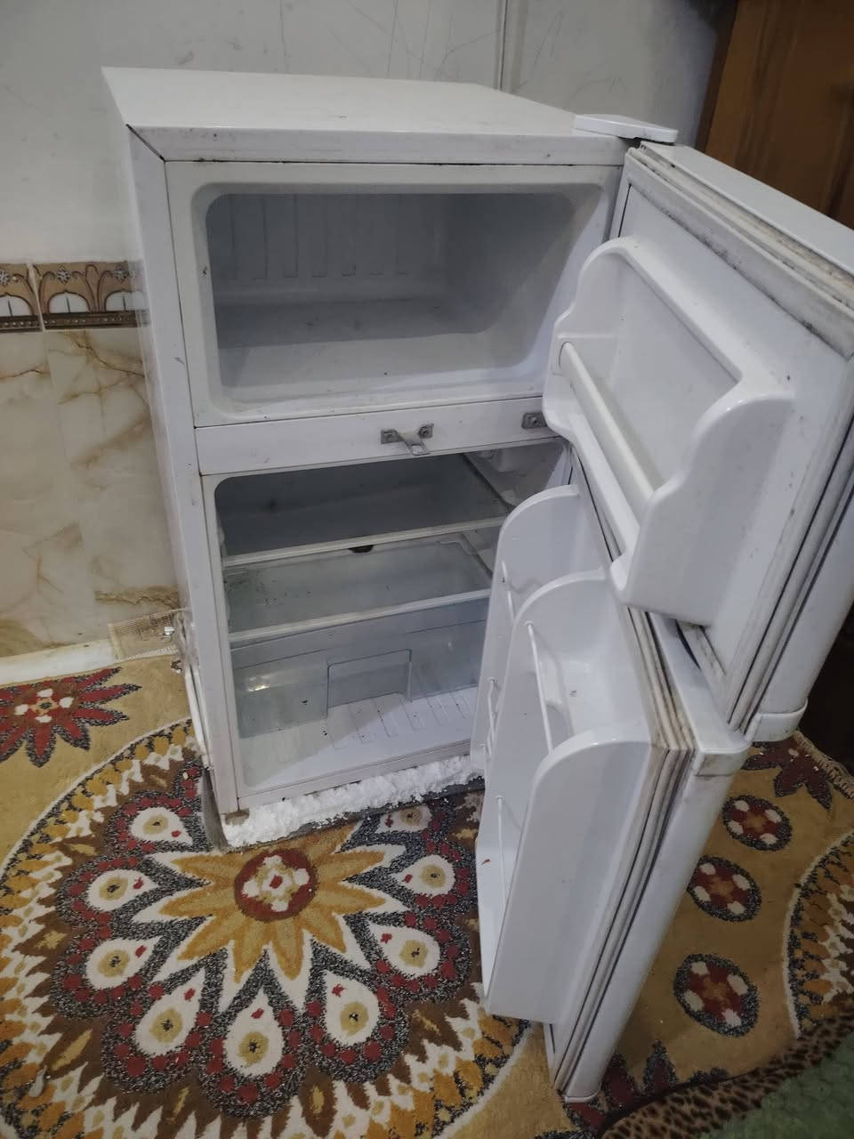 ثلاجة شغالة 60
قنفات قديمة ب30 ثنينهم

***********
