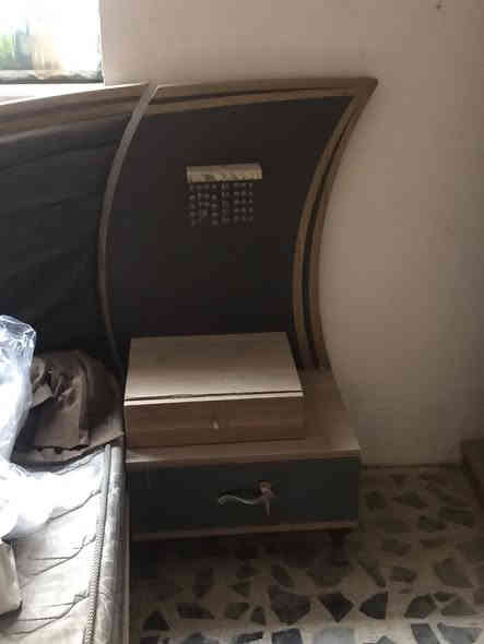 السلام عليكم    غرفه للبيع الغرفه ٥ قطع وكلش جديده يشهد الله بس متروكه فوك ما مكسور بيها اي شي كلش جديده 
السعر ٢٧٥ وبيها مجال مكاني حله مقابيل مستشفى تركي 
***********
