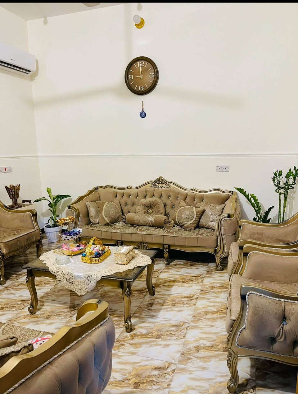 بيت للبيع البصرة ياسين خريبط 
مساحة البيت 125متر طابقين توجد ثلاث غرف ملاحضة لاتوجد غرفة في الطابق العلوي 
البيت كامل مع الاثاث السعر 350مليون للتواصل *********** Singapore
