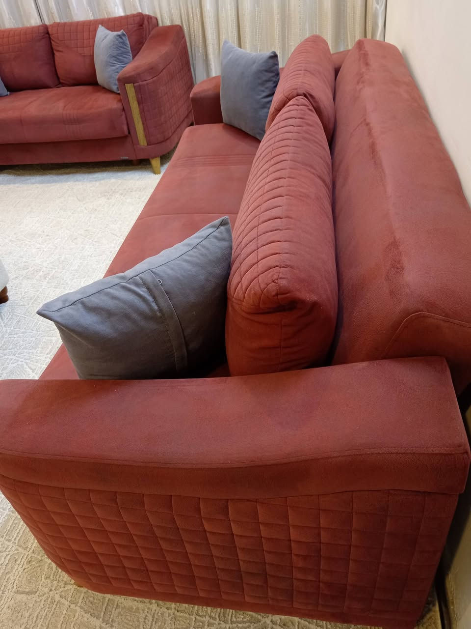 للبيع تخم تركي ماركه ١٠ مقاعد نظيف جدآ مخزن سرير هيكل حديد مقعد والظهر سبرنك للاستفسار الاتصال على الرقم ***********
