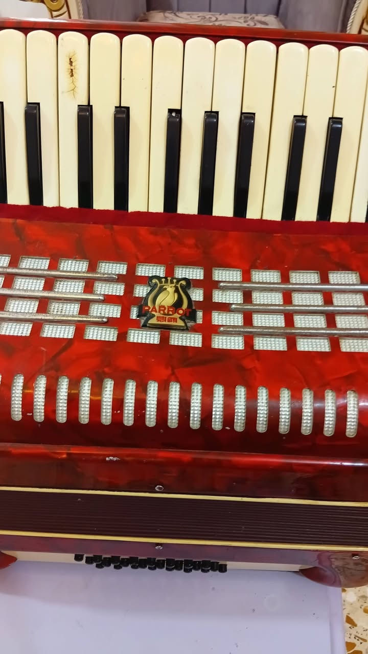 السلام عليكم اورك للبيع نظيف وشغال قديم كلش من ١٨٨٨ والشراي يتصل مكاني بغداد***********
