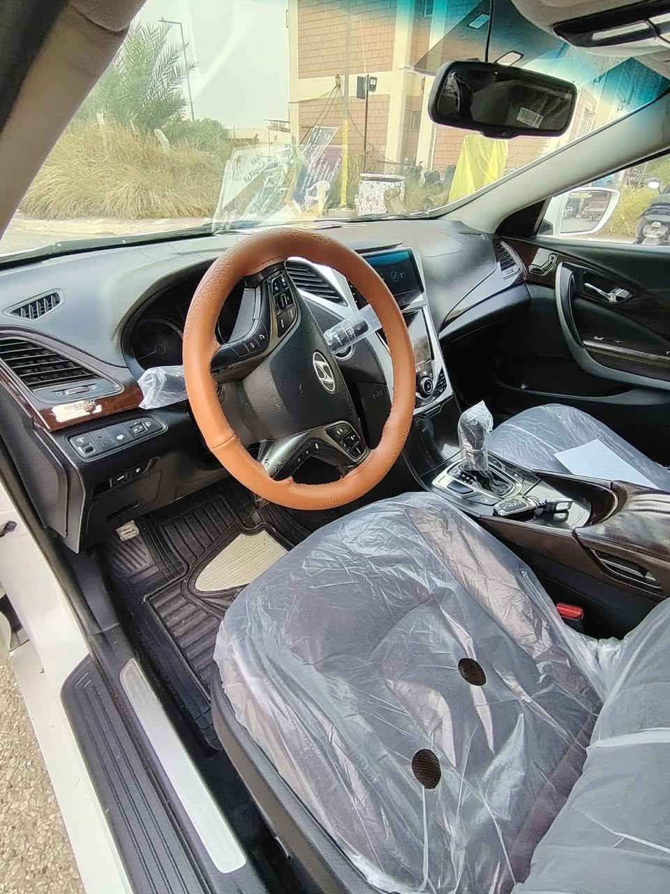 سلام عليكم
هونداي ازيرا. 2014 خليجي فول مواصفات VIP فول 
حجم المحرك V6
رقم بابل أنكليزي 
كفاله سياره عده بارد بسيط فقط
سونار مرفق  
بصمه.. بنوراما.. يدات كروم.. مري شفط ترحيب اوتو .. بك لايت LED.. كشنات جلد كهرباء ساونه خزن... بردات جانبيه.. برده خلفيه كهرباء.. حساس امام خلغي.. كامره شاشه.. دبل كير.. خمسه ويل كب... اشاره/كشنات ساونه مرايه LED.. وبعد هواي مواصفات 
كير محرك حداديه درجه أولى
سعر 134 . والسعر بي مجال 
مكاني حله شارع 80 
م/***********
