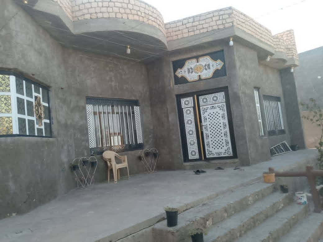 سلام عليكم ..للبيع بيت. بناء جديد المساحه الكليه 400م. ومساحه البناء 250م.مكانه هيت حي امينه  متكون من غرفتين وصاله ومطبخ وكندور وطابق الثاني فقط بيتونه ..ماشين بمعامله الطابو ..بي اوراق مي وكهرباء وشارع تبليط ..السعر 68)) وبي مجال للاتصال ***********
