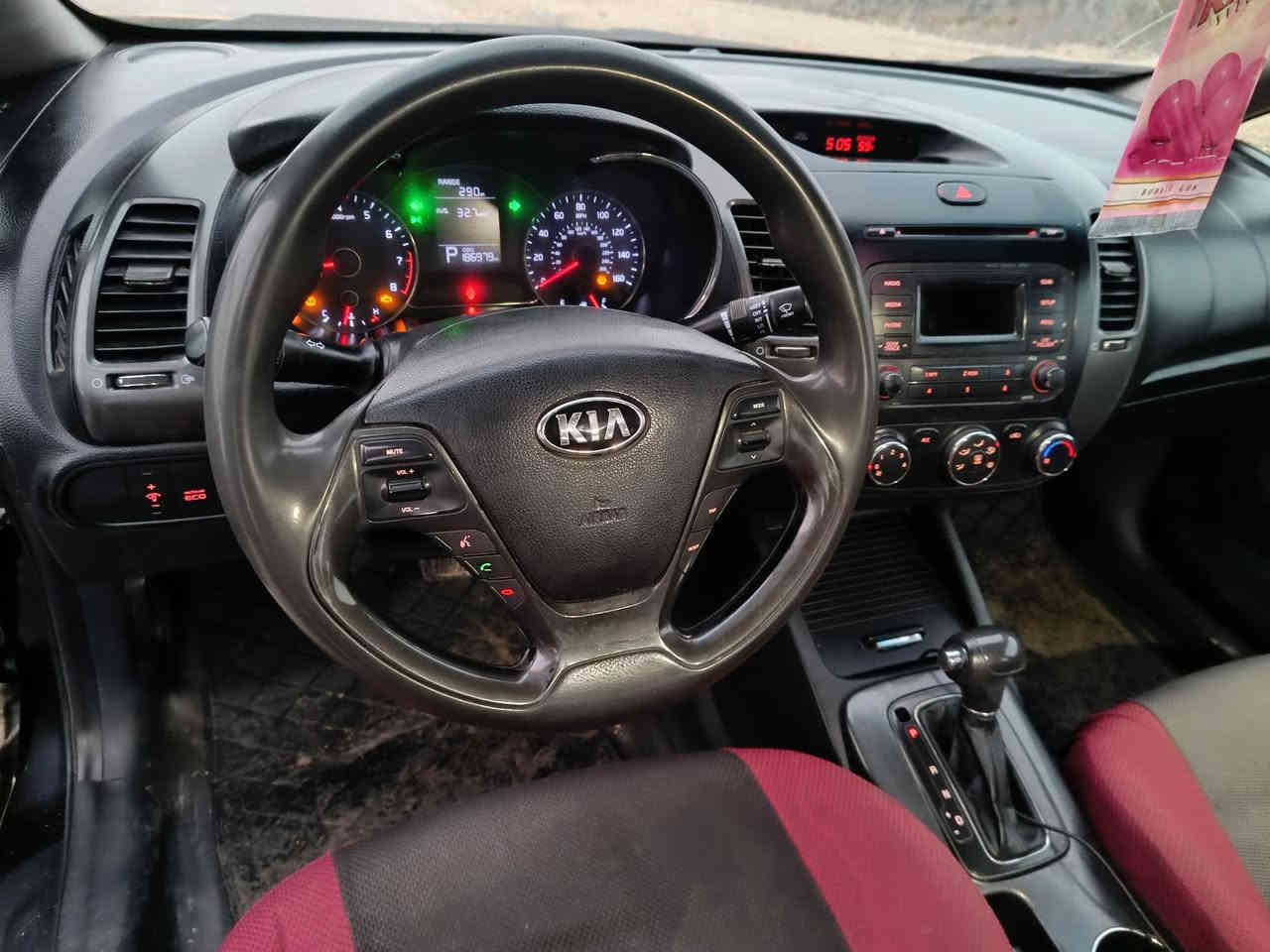 السلام عليكم كيا فورتي 2015 وارد امريكي جاملغ وباب حادث بسيط بدون دواخل مكينه 2000 دوش مصفره هيئه وغرامات سعر 105 بيها مجال بأسمي *********** ،***********
