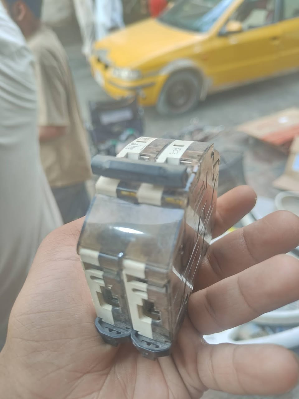 تتوفر قواطع للبيع سعر القاطع 4 الف شرط العمل للتواصل ***********
