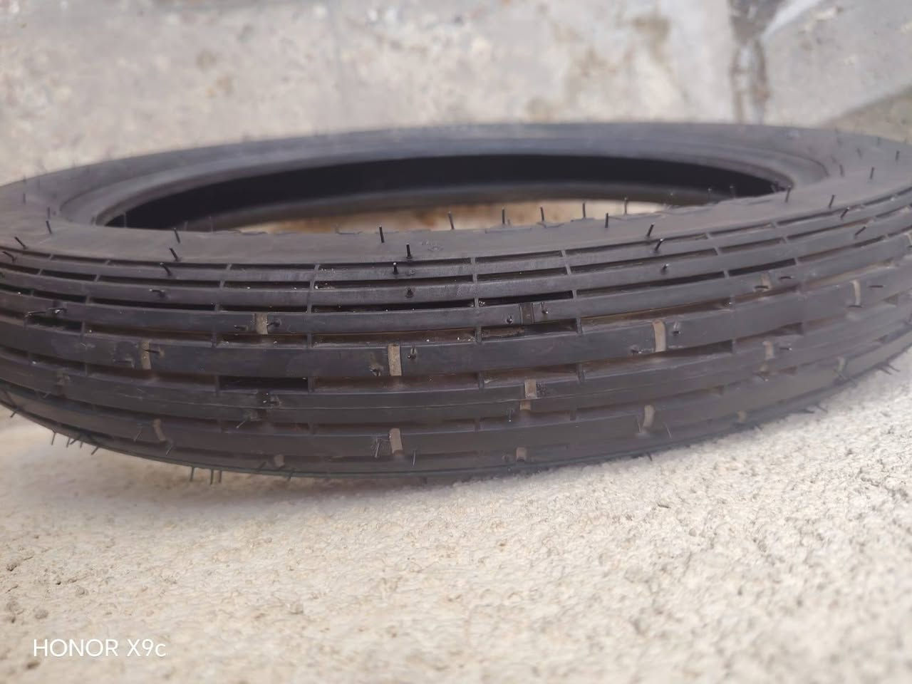 السلام عليكم تايرات بوكسر خلفي وامامي هنه والجوابه مالتهن تايرات جدد اول ما اشتريت الداجه شلتهن اشتريت جوبلس وهسه اريد ابيعهن هنه وجوابتهن ما مستخدمات وما بيهن اي بنجر جدد ونضيفات كلش مكاني بغداد البياع رقم الهاتف ***********
