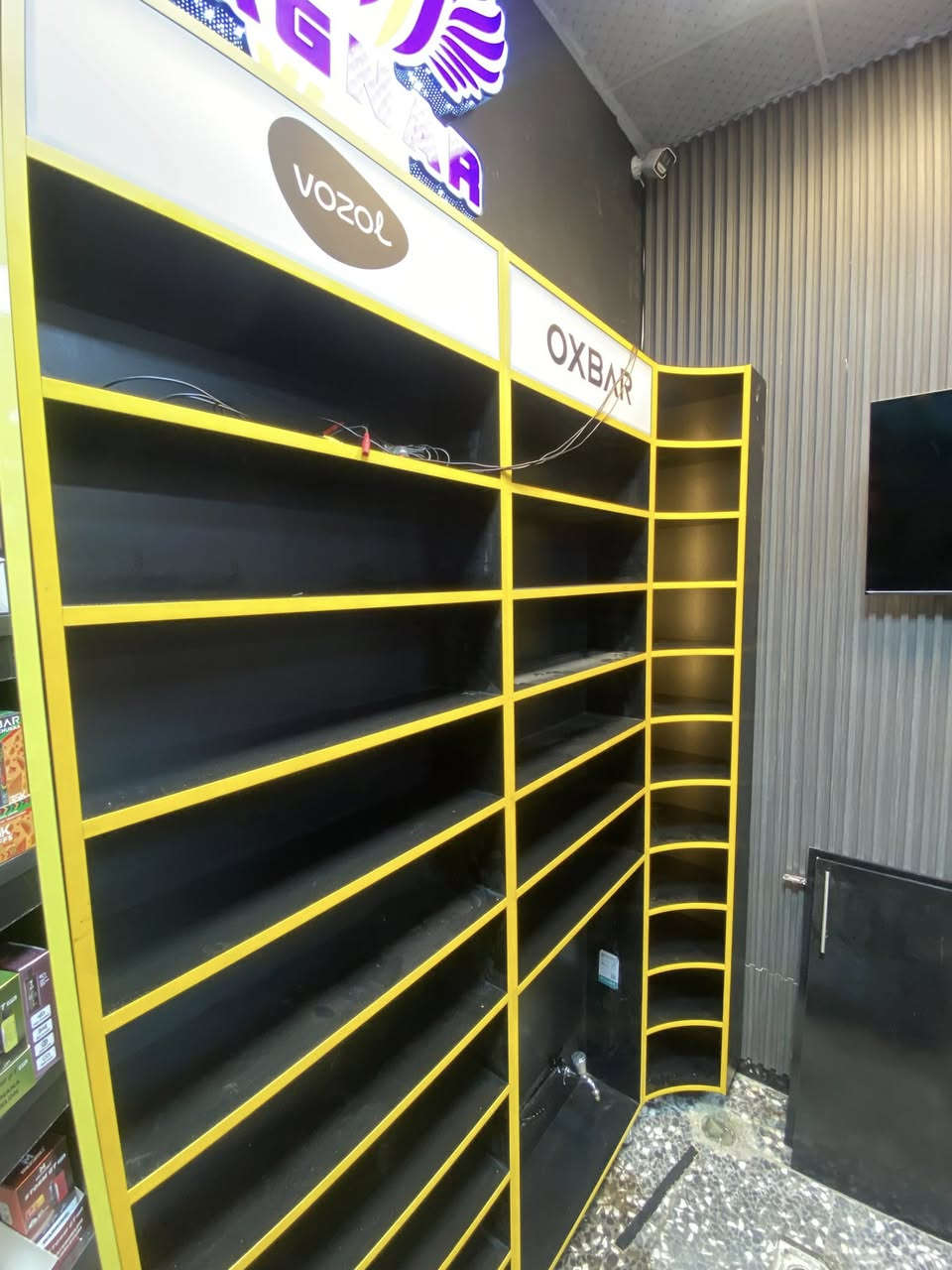 تنفيذ رفوف عرض مع زاويه كيرف 
اضافة اعلانات حسب طلب الزبون 

تنفيذ ديكور درع من خشب الطبيعي بطلب البزون 

#رفوف
#فاترينات_mdf
#ديكور_محلات
#صيدليات
#رفوف_صيدليات
#ديكورات_داخليه 

نجارة احمد ***********
